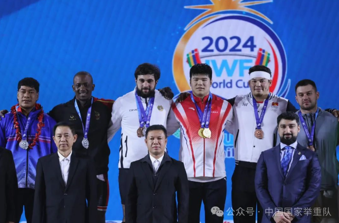 泰国选手在举重比赛中表现出色 