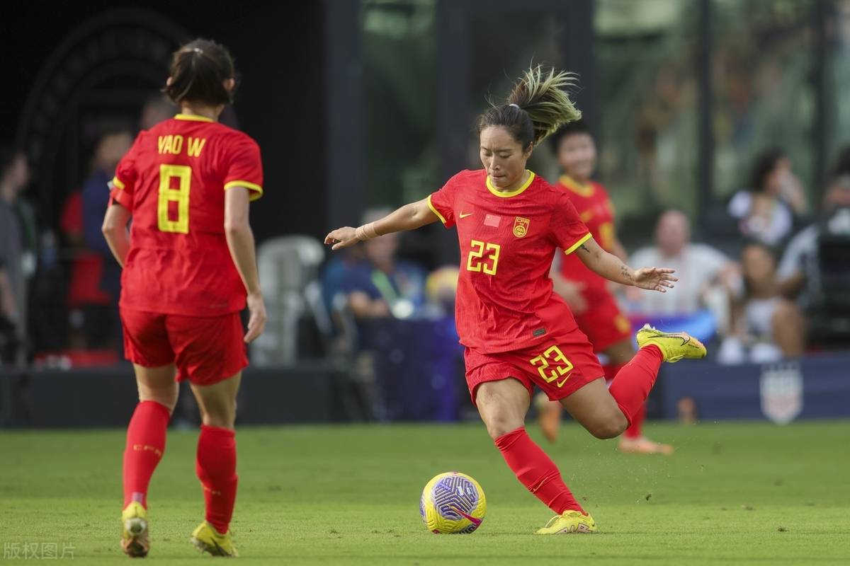 女足比赛全场对抗激烈，观众为之疯狂 