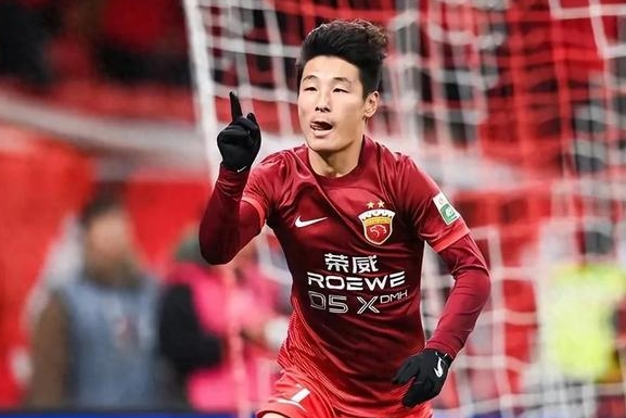 重庆队后防表现神勇，稳固防线成为突出的简单介绍